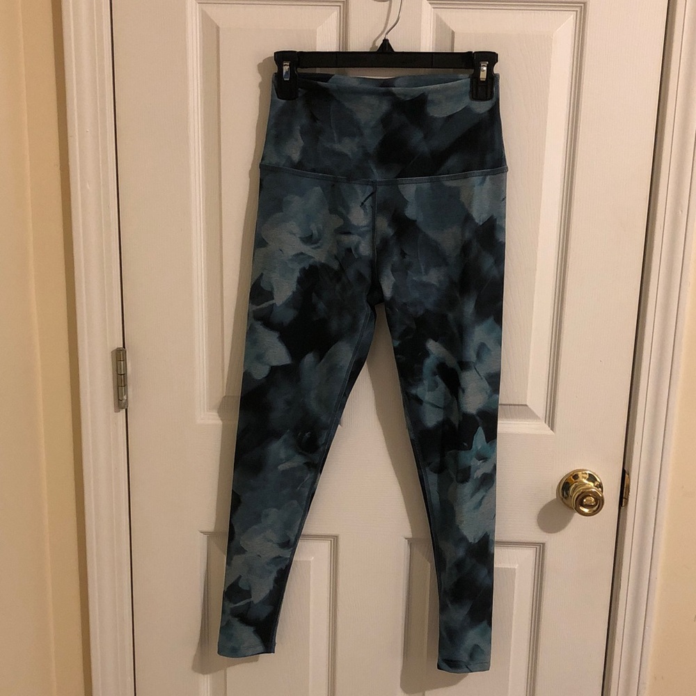 Beyond Yoga Midi Floral Print Leggings